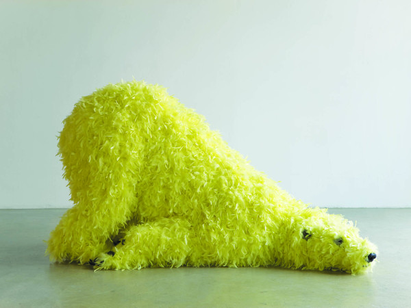 Paola Pivi, Have you seen me before?, 2008. Scultura, schiuma poliuretanica, piume, plastica, legno, acciaio, 100x200x100 cm.