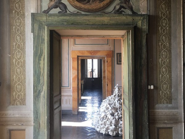 Alessandro Twombly, Terra, 2015, resina e polvere di marmo