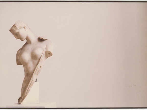 Luigi Ghirri, La psiche al Museo Archeologico, Napoli, 1980. Photo courtesy @Eredi Luigi Ghirri 