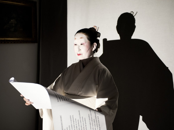 Yumi Karasumaru, Durante una prova della performance “The Storyteller, Kataribe 2019 – Make yourself at home”