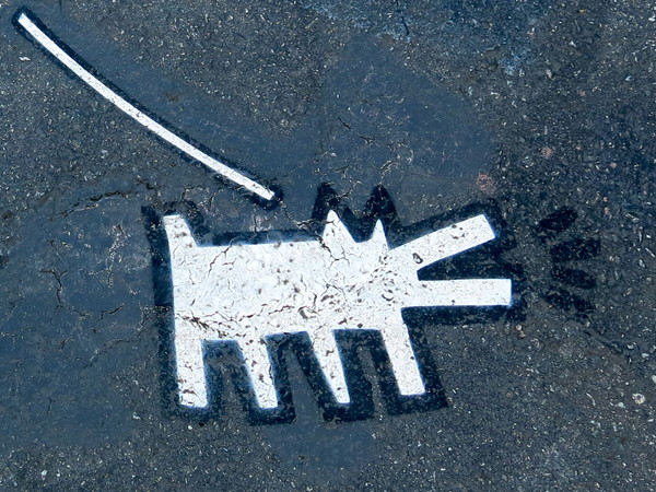 Walking the Keith Haring Dog in Duboce Park, Stencil, San Francisco,  2014 | Foto: Courtesy torbakhopper via Flickr