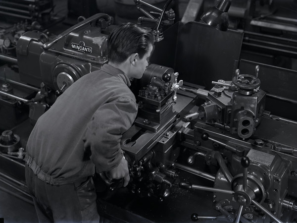 Lavorazione su tornio a revolver Minganti. Archivio fotografico Museo del Patrimonio Industriale