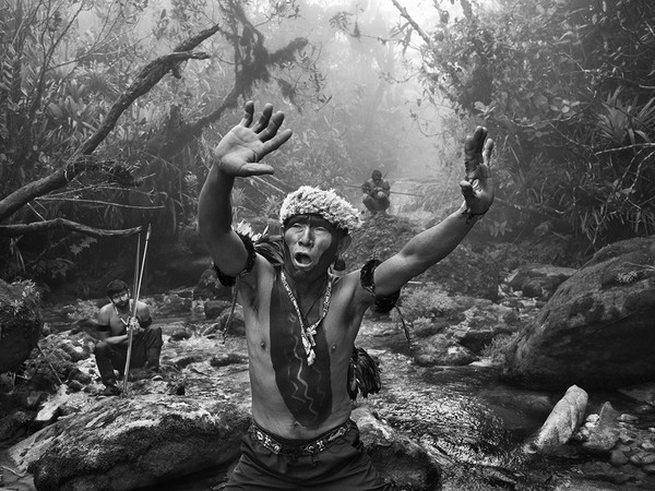 Sebastião Salgado, <em>Sciamano Yanomami dialoga con gli spiriti prima della salita al monte Pico da Neblina</em>. Stato di Amazonas, Brasile, 2014. © Sebastião Salgado/Contrasto