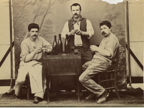 foto Giraldo Bassi - Correggio. Davanti ad un buon Lambrusco, 1890 circa