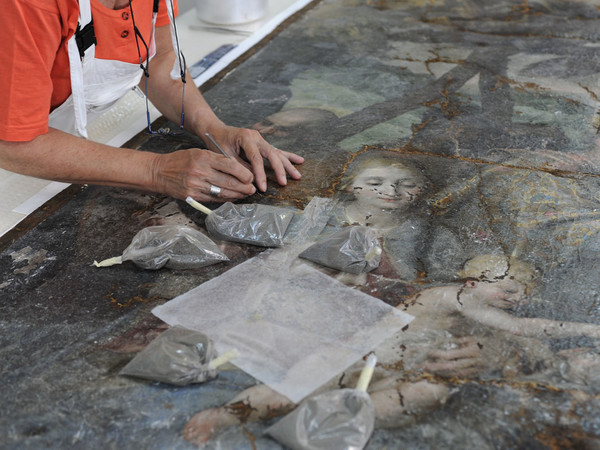 Intervento di restauro ad una tela dopo il terremoto all'Aquila nel 2009, 