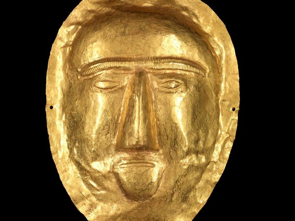 Maschera funeraria, I secolo d.C. Oro, 17.5x13 cm. Thaj, Tell al-Zayer. Museo Nazionale, Riad