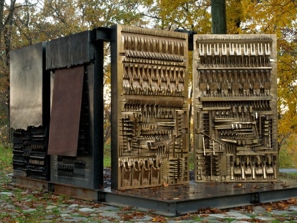 Arnaldo Pomodoro, The Pietrarubbia Group: il fondamento, l’uso, il rapporto, 1975-1976, bronzo, ferro, fiberglass e marmo, 280×530×360 cm 