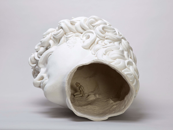 Andrea Salvatori, <em>Testone</em>, 2016, Ceramica e porcellana, 60 x 70 x 80 cm | Courtesy of Andrea Salvatori<br />