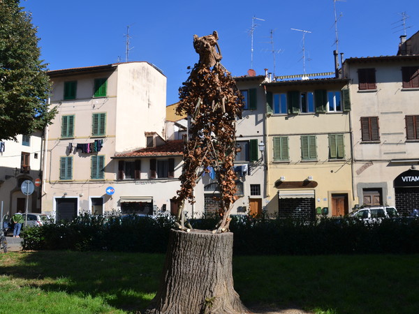 Il Sedicente Moradi, URBAN JUNGLE l'orso, assemblaggio di rami e foglie. Piazza Tasso, Firenze - 28 settembre 2014