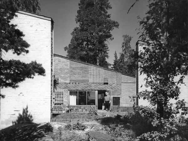 Alvar Aalto, <em>Casa sperimentale a Muuratsalo, Alvar Aalto nel patio</em>, Muuratsalo, Finlandia, 1952-1954 | Foto: Heikki Havas | Courtesy The Alvar Aalto Foundation