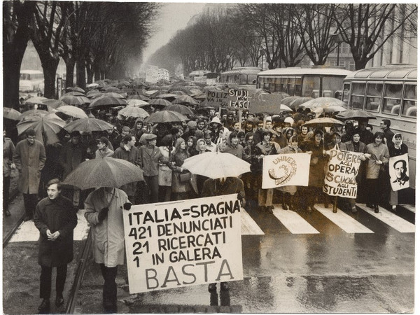 Il corteo degli studenti in corso Vinzaglio si dirige verso via Cernaia, marzo 1968