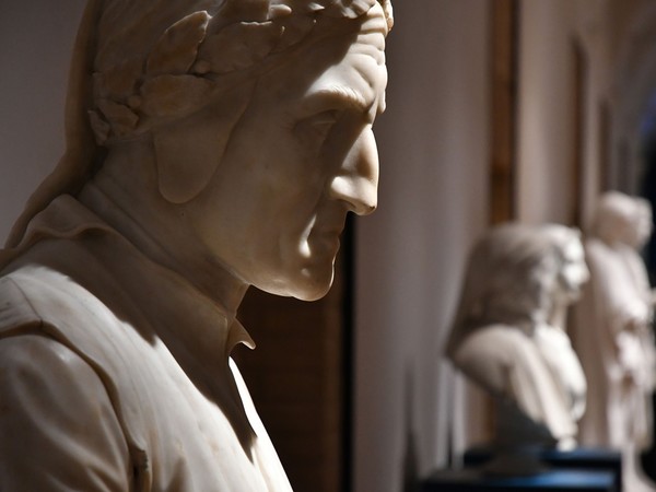 Dante. La visione dell’arte, veduta della mostra, in primo piano Alessandro D'Este, Busto di Dante, 1813. Roma, Musei Capitolini, Protomoteca Capitolina
