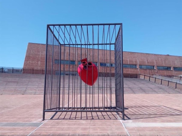 <em>La violenza non è amore</em>. Installazione di Anna Izzo, Fiumicino