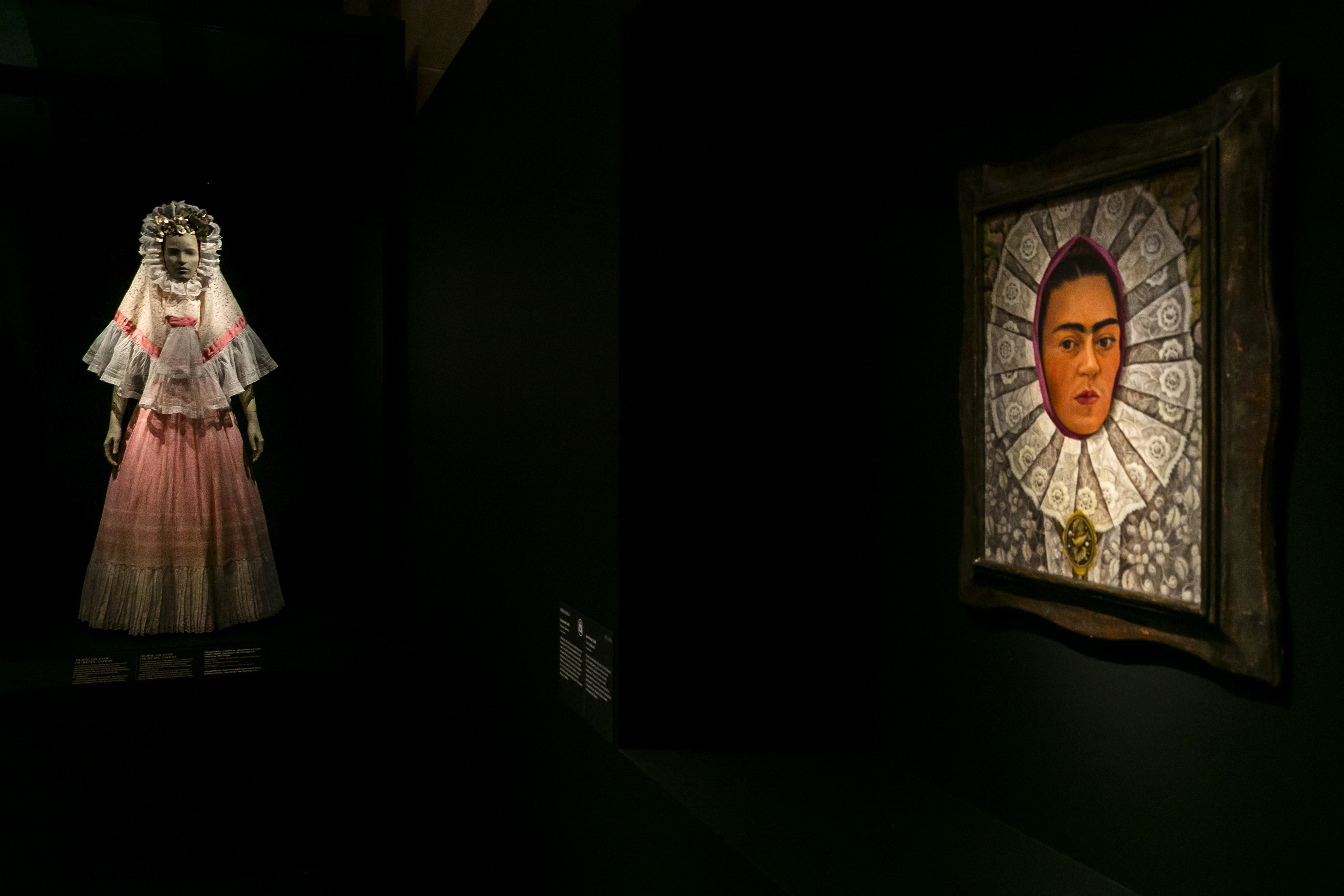 Frida Kahlo icona di stile. A Parigi un viaggio oltre le apparenze - Mondo  
