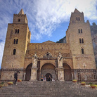 Duomo di Cefalù, nel cuore del Distretto turistico di Cefalù, Madonie e Himera. L'edificazione inizia nel 1131 per terminare 340 anni più tardi. La stratificazione storico artistica della Basilica rende questo monumento uno dei più preziosi dell'arte bizantino arabo-normanna. Patrimonio UNE