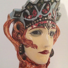 Renato Bertelli, Marchesa Casati in maschera di Medusa, 1920 circa, Ceramica invetriata con applicazioni di vetri tagliati a brillante, h 37 cm, Fabbrica Ceramiche Salvini Ro, Ferrara, Fondazione Cavallini