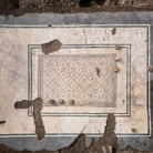 Aquileia, riemerge il “tappeto fiorito”: il mosaico che ridisegna una grande domus romana