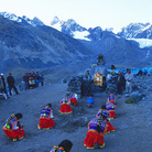 Pellegrini inginocchiati davanti alla roccia sacra Qoyllur Ritti, Perù 2004. © Kazuyoshi Nomachi