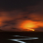 Martin Siering, Blick auf die Vulkane Marum und Benbow in weiter Entfernung bei Nacht. Lava leuchtet die Gase und den nächtlichen Sternenhimmel Blutrot aus. - Vanuatu, Insel Ambrym, Süd Pazifik | 