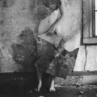 Francesca Woodman, Senza titolo, da Space, Rhode Island, 1977. Courtesy George and Betty Woodman
