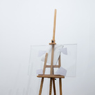 Giulio Paolini, Terra di nessuno, 2013-2014, Cavalletto, frammenti fotografici lacerati in teca di plexiglass, tela preparata, 91 x 80 x 220 cm | Foto: Antonio Maniscalco