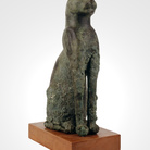 Statua - sarcofago votivo per una mummia di gatto, con scarabeo inciso fra le orecchle e collare con amuleti, epoca romana, bronzo, h 50 cm, Musei Vaticani, Città del Vaticano, Foto Musei Vaticani