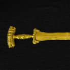 Manufatto costituito da lama con rinforzi rilevati e manico a forma ovale con guarnito da teste leonine, collarini e borchie, V secolo a.C., Hamadan (Iran occidentale), Oro, 41 x 10.47 x 4 cm, Peso 817 gr | Photo © Gianluca Baronchelli