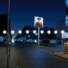 8000 glowing balloons, CheckPoint Charlie, Berlino. © kulturprojekte berlin_whitevoid / christopher bauder — photo by daniel büche