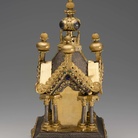 Reliquiario a forma di edificio a pianta quadrata, Reno Inferiore, XIII secolo Legno, argento, rame dorato, vetro colorato, lavorazione a niello, 34,5?18?18 cm, San Pietroburgo, Museo Statale Ermitage