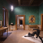 William Kentridge, Stroke, 2022, Bronzo, 100 × 175 × 74 cm | Sala Verde dalla mostra Pensieri fuggitivi a cura di Saverio Verini, Palazzo Collicola, Spoleto, 2025 | Courtesy © William Kentridge e Lia Rumma Gallery Milano/Napoli | Foto: Giuliano Vaccai