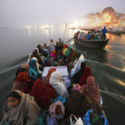 Partenza per il pellegrinaggio di Pancha Koshi, che comprende la visita a cinque templi dedicati a Shiva e ubicati nelle vicinanze di Benares.  Benares, India 2005. © Kazuyoshi Nomachi