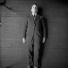 Messinscena dimostrativa del sistema di fotografia metrica di Bertillon, con un corpo a simulare il cadavere e l’apparecchiatura in posizione. Materiale didattico per corsi e conferenze. Rodolphe A. Reiss, 1925. Collezione dell’Institut de police scientifique dell’Università di Losanna | © R. A. REISS, coll. IPSC