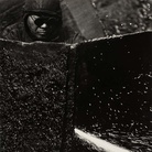 Kiyoshi Niiyama (Prefettura di Ehime, Giappone, 1911 - Tokyo, Giappone, 1968), Senza titolo (Saldatore), Anni cinquanta-sessanta,  Stampa ai sali d’argento, 41.2 x 52.4 cm | © Estate of the Artist - Kiyoshi Niiyama