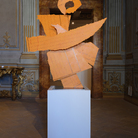 William Kentridge, Paper Procession V, 2023, Acciaio, lastre di alluminio e pittura a olio, 141 × 70 × 39 cm | Veduta della mostra Pensieri fuggitivi a cura di Saverio Verini, Palazzo Collicola, Spoleto, 2025 | Courtesy © William Kentridge e Lia Rumma Gallery Milano/Napoli | Foto: Giuliano Vaccai