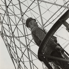Aleksandr Rodčenko, Guardia vicino allaTorre Shukhov, 1929, Stampa d’artista, Collezione del Moscow House of Photography Museum, 