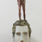Roberto Barni, Autoritratto, scherzo. Bronzo patinato a colori bianco e rosso, cm 136 x 48 x 36. Firenze, Galleria degli Uffizi, Corridioio Vasariano