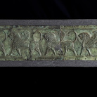 Placca lavorata a sbalzo a due registri con incorniciatura lineare rilevata, con teorie di leoni incedenti, VI secolo a.C., Hamadan (Iran occidentale), Bronzo, 77 x 5 x 20.2 cm | Photo © Gianluca Baronchelli