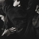 Yutaka Takanashi (Shinjuku, Giappone, 1935), Shinjuku Station, Shinjuku-ku, Dalla serie “Toshi-e”, 1965, Stampa ai sali d’argento, 30.7 x 20.7 cm | © Yutaka Takanashi, Courtesy of PRISKA PASQUER, Cologne