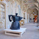 William Kentridge, Pour, 2022, Bronzo 124 × 119 × 66.7 cm | Veduta della mostra Pensieri fuggitivi a cura di Saverio Verini, Palazzo Collicola, Spoleto, 2025 | Courtesy © William Kentridge e Lia Rumma Gallery Milano/Napoli | Foto: Giuliano Vaccai
