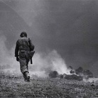 Robert Capa,  Soldato americano in perlustrazione nei dintorni di Troina, 4-5 agosto 1943  | Photograph by Robert Capa © International Center of Photography / Magnum - Collection of the Hungarian National Museum