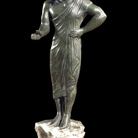 L’offerente: figura di giovane che indossa un tipico mantello etrusco, 500-­480 AC circa (da Pizzidimonte, Prato), piombo e bronzo, h 17,8 cm. Londra, British Museum