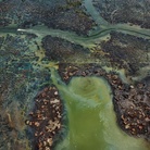 Edward Burtynsky, Oil Bunkering #4, Niger Delta, Nigeria, 2016 | Foto © Edward Burtynsky | Courtesy of © Admira Photography, Milan / Nicholas Metivier Gallery, Toronto