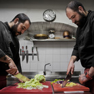 Matteo e Giuliano hanno sempre provato passione per la cucina, così non hanno dubbi quando scelgono di andare all’Istituto alberghiero; Giuliano è ancora alla scuola media quando dice alla madre “voglio fare il cuoco!”. Partono insieme a fare le prime stagioni, durante gli anni della scuola superiore; vanno in Inghilterra e in Galles. Photo: Danilo Garcia Di Meo