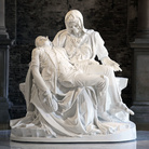 Jan Fabre, Merciful Dream (Pietà V), 2011, marmo di carrara, 190 x 195 x 110 cm, foto Pat Verbruggen, Collezione privata, Copyright Angelos bvba