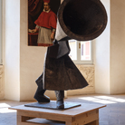 William Kentridge, Apron, 2021, Bronzo 122 × 80 cm | Dalla mostra Pensieri fuggitivi a cura di Saverio Verini, Palazzo Collicola, Spoleto, 2025 | Courtesy © William Kentridge e Lia Rumma Gallery Milano/Napoli | Foto: Giuliano Vaccai