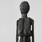 Georg Baselitz, 1965, 2024, Bronzo patinato, 342.6 × 92.5 × 90 cm | Courtesy Gagosian © Georg Baselitz 2026 | Foto: Martin Müller, Berlin Georg Baselitz, 1965, 2024, Bronzo patinato, 342.6 × 92.5 × 90 cm | Courtesy Gagosian © Georg Baselitz 2026 | Foto: Martin Müller, Berlin