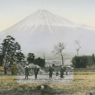 Linda Fregni Nagler, Fujiyama form Gotenba, 2018, Gelatina a stampa d'argento colorata a mano, 29.3 x 22.3 cm, Con cornice 43.7 x 42.4 cm