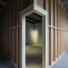 Robert Gober, Corner Door and Doorframe, 2014-2015. Porta, telaio della porta, muro costruito. Foto Attilio Maranzano. Courtesy Fondazione Prada