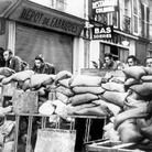 Barricate nelle strade di Parigi durante la liberazione della città. Parigi, Francia, 23 agosto 1944
