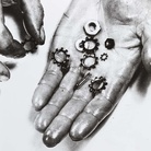 Anton Stankowski, (Gelsenkirchen, Germania, 1906 - Esslingen am Neckar, Germania, 1998), Gioielli, 1930/1960, Stampa ai sali d’argento, 29.4 × 37.9 cm | © Stankowski-Stiftung